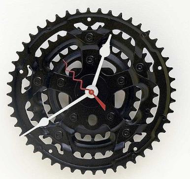 利用自行车零件手工diy的创意钟表